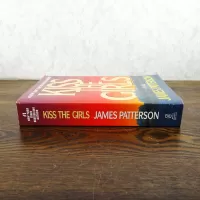 Kiss the Girls by James Patterson Paperback Book: Spine - Click to enlarge
