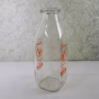 1960 Stuebers Wausau Wis Vintage ACL Quart Milk Bottle: Left - Click to enlarge