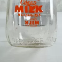 1960 Stuebers Wausau Wis Vintage ACL Quart Milk Bottle: Reg - Click to enlarge