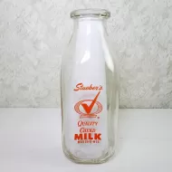 1961 Stuebers Wausau Wis Vintage ACL Quart Milk Bottle: Front