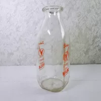 1961 Stuebers Wausau Wis Vintage ACL Quart Milk Bottle: Left - Click to enlarge
