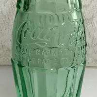Peoria Illinois 6 fl. oz. empty no refill green glass hobbleskirt Coke bottle: Patd Closeup - Click to enlarge
