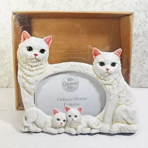 White cat and kittens fine detail polyresin photo frame. Holds one 6x4 picture: With Box