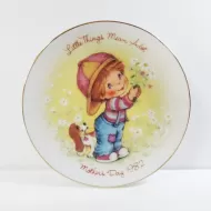 Avon 1982 Mothers Day Plate Titled Little Things: Top