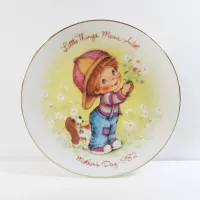 Avon 1982 Mothers Day Plate Titled Little Things: Top - Click to enlarge