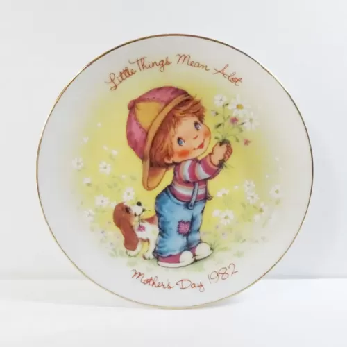 Avon 1982 Mothers Day Plate Titled Little Things: Top