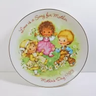 Avon 1983 Mothers Day Plate Titled Love is a Song: Front