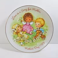 Avon 1983 Mothers Day Plate Titled Love is a Song: Front - Click to enlarge