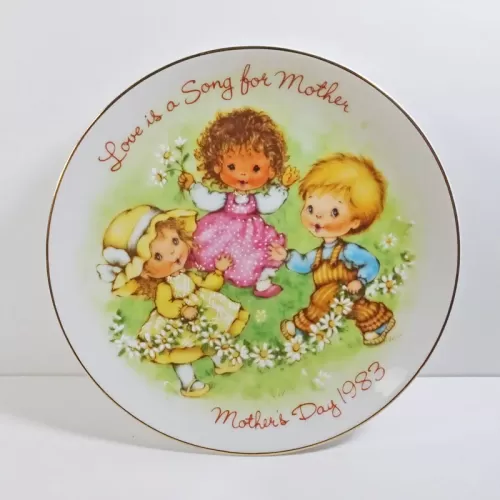 Avon 1983 Mothers Day Plate Titled Love is a Song: Front